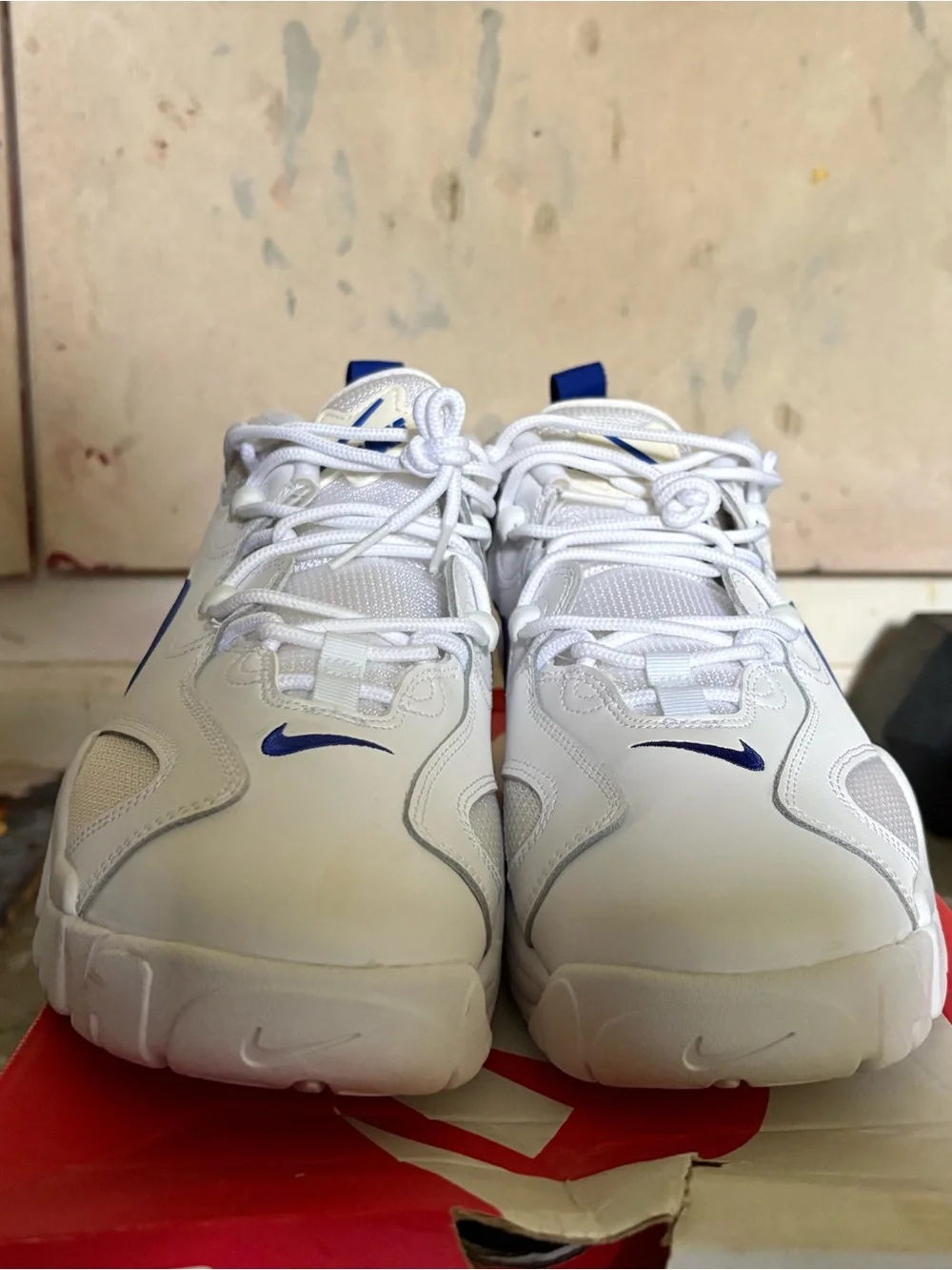Nike Air Men's Barrage Low White/Hyper Blue Size (12M)